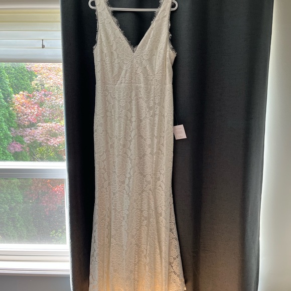 Lulu’s  BRAND NEW  wedding gown - Picture 3 of 7